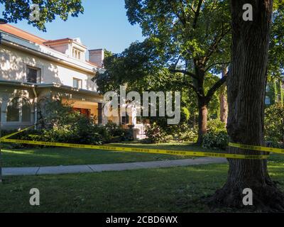 Rami di albero soffiati giù da derecho a casa piacevole. Oak Park, Illinois. Foto Stock