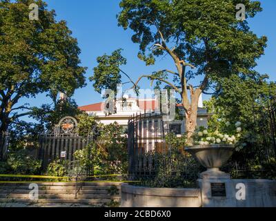 Rami di albero soffiati giù da derecho a casa piacevole. Oak Park, Illinois. Foto Stock