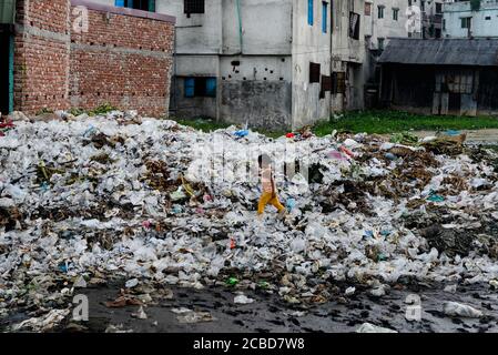 Dhaka, Bangladesh. 12 agosto 2020. Un bambino che gioca ad un dump.Dhaka della spazzatura sta ritornando alla relativa vita normale dopo alcuni mesi della pandemia in corso. Credit: SOPA Images Limited/Alamy Live News Foto Stock