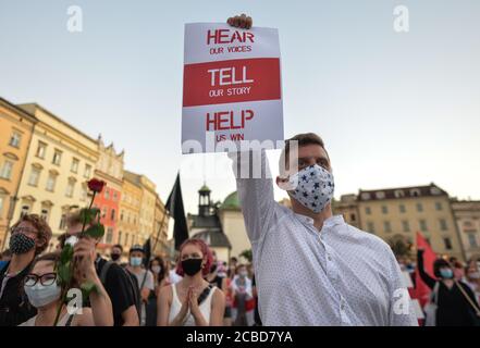 Cracovia, Polonia. 12 agosto 2020. Durante la manifestazione ha tenuto un cartello con la sua opinione.centinaia di persone bielorusse che vivono a Cracovia e di sostenitori locali si sono riuniti per un raduno di solidarietà con le proteste bielorusse in corso, nella piazza del mercato di Cracovia, fuori dal monumento Adam Mickiewicz. Credit: SOPA Images Limited/Alamy Live News Foto Stock