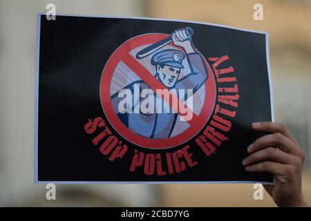 Cracovia, Polonia. 12 agosto 2020. Durante la manifestazione, il manifestante ha tenuto un cartello con la scritta "Stop Police Brutality". Centinaia di persone bielorusse che vivono a Cracovia e i sostenitori locali si sono riuniti per un raduno di solidarietà con le proteste bielorusse in corso, nella piazza del mercato di Cracovia, fuori dal monumento Adam Mickiewicz. Credit: SOPA Images Limited/Alamy Live News Foto Stock