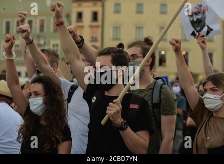 Cracovia, Polonia. 12 agosto 2020. I manifestanti hanno fatto gesti durante la manifestazione.centinaia di persone bielorusse che vivono a Cracovia e i sostenitori locali si sono riuniti per un raduno di solidarietà con le proteste in corso bielorusso, nella piazza del mercato di Cracovia, fuori dal monumento Adam Mickiewicz. Credit: SOPA Images Limited/Alamy Live News Foto Stock