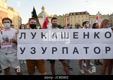 Cracovia, Polonia. 12 agosto 2020. I manifestanti hanno tenuto un banner durante la manifestazione.centinaia di persone bielorusse che vivono a Cracovia e i sostenitori locali si sono riuniti per un raduno di solidarietà con le proteste in corso bielorusso, nella piazza del mercato di Cracovia, fuori dal monumento Adam Mickiewicz. Credit: SOPA Images Limited/Alamy Live News Foto Stock