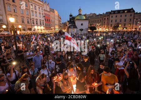 Cracovia, Polonia. 12 agosto 2020. I manifestanti si sono affollati durante la manifestazione.centinaia di persone bielorusse che vivono a Cracovia e sostenitori locali si sono riuniti per un raduno di solidarietà con le proteste bielorusse in corso, nella piazza del mercato di Cracovia, fuori dal monumento Adam Mickiewicz. Credit: SOPA Images Limited/Alamy Live News Foto Stock