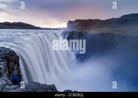 Foto a lunga esposizione della cascata di Dettifoss in autunno crepuscolo Foto Stock