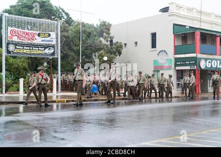 Charters Towers, Australia - 25 aprile 2019: Soldati del 1° Battaglione, reggimento reale australiano che si prepara a marciare sotto la pioggia il giorno dell'Anzac Foto Stock