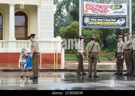 Charters Towers, Australia - 25 aprile 2019: Soldati del 1 ° Battaglione, reggimento reale australiano (1 RAR) in preparazione a marzo sotto la pioggia su Anzac Foto Stock