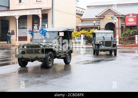 Charters Towers, Australia - 25 aprile 2019: Soldati restituiti alla guida di vecchie jeep dell'esercito in Anzac Day parata Foto Stock