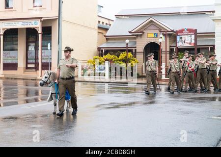 Charters Towers, Australia - 25 aprile 2019: La mascotte di pony Shetland Settimus Quintus o Seppie conduce la marcia Anzac Day sotto la pioggia Foto Stock