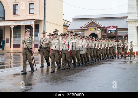 Charters Towers, Australia - 25 aprile 2019: Soldati del 1° Battaglione, reggimento reale australiano (1 RAR) che marciano sotto la pioggia il giorno dell'Anzac Foto Stock