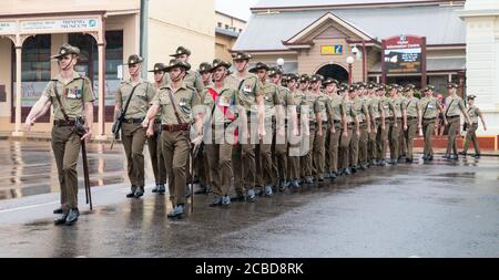 Charters Towers, Australia - 25 aprile 2019: Soldati del 1° Battaglione, reggimento reale australiano (1 RAR) che marciano sotto la pioggia il giorno dell'Anzac Foto Stock