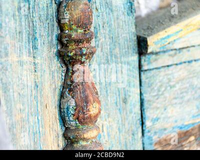 Restauro di elementi intagliati di decorazioni in legno Foto Stock