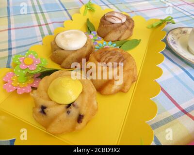 Piccole torte impacchettate con una varietà di condimenti Foto Stock