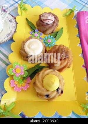 Piccole torte impacchettate con una varietà di condimenti Foto Stock