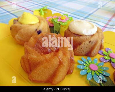 Piccole torte impacchettate con una varietà di condimenti Foto Stock