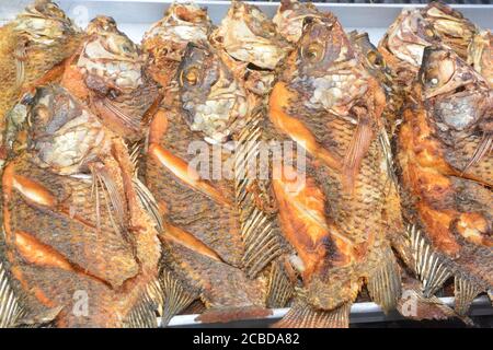 Gruppo di pesce fritto, nota selezionare il fuoco con profondità di campo poco profonda Foto Stock