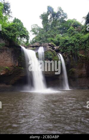 Cascata di Haew Suwat (Nam tok Haew Suwat) PARCO NAZIONALE DI KHAO YAI / ALTOPIANO DI KHORAT, NAKHON RATCHASIMA, THAILANDIA Foto Stock