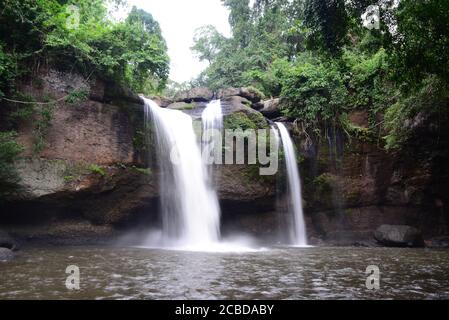 Cascata di Haew Suwat (Nam tok Haew Suwat) PARCO NAZIONALE DI KHAO YAI / ALTOPIANO DI KHORAT, NAKHON RATCHASIMA, THAILANDIA Foto Stock