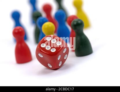 Dadi rossi e un sacco di personaggi di gioco colorati Foto Stock