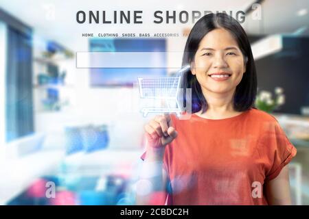 Donna asiatica indossare t-shirt rossa shopping online con display grafico Foto Stock