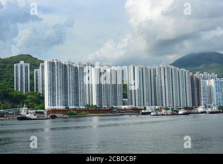 Vista del Belvedere Garden e di Tsuen WAN dal lungomare di Tsing Yi a Hong Kong. Foto Stock