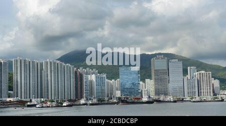 Vista del Belvedere Garden e di Tsuen WAN dal lungomare di Tsing Yi a Hong Kong. Foto Stock