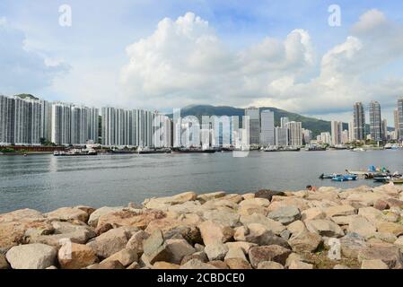 Vista del Belvedere Garden e di Tsuen WAN dal lungomare di Tsing Yi a Hong Kong. Foto Stock