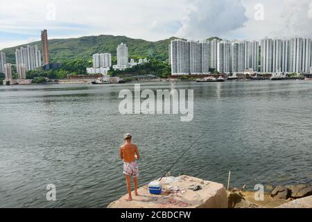 Vista del Belvedere Garden e di Tsuen WAN dal lungomare di Tsing Yi a Hong Kong. Foto Stock