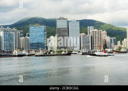 Skyline di Tsuen WAN visto da Tsing Yi a Hong Kng. Foto Stock