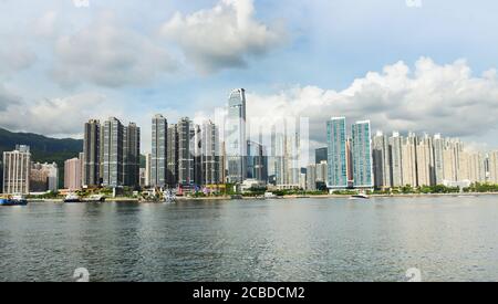 Skyline di Tsuen WAN visto da Tsing Yi a Hong Kng. Foto Stock