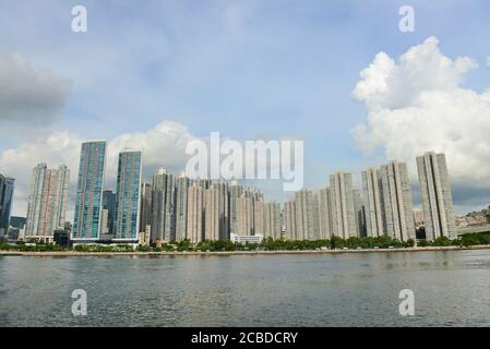 Skyline di Tsuen WAN visto da Tsing Yi a Hong Kng. Foto Stock