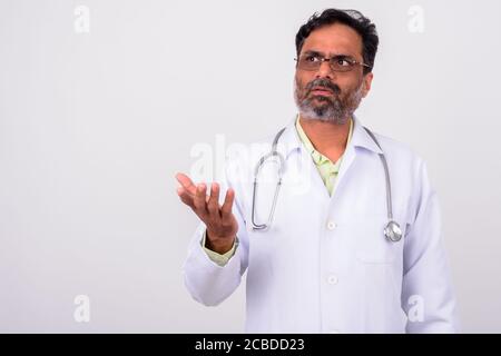 Ritratto di bel medico indiano sopportato uomo maturo Foto Stock