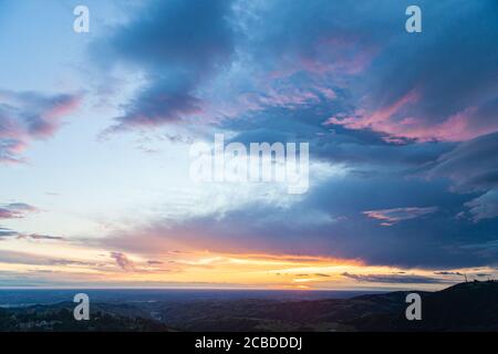 Magnifico panorama della Pianura Padana di Modena, Emilia Romagna, all'alba d'estate, con spettacolari colori delle nuvole e del cielo Foto Stock