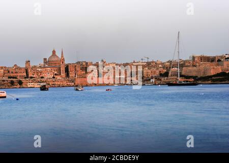 Vista della Valletta dal lungomare di Sliema, Malta. Foto Stock