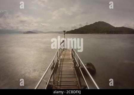 Ampio scatto di colline lontane prese da un bacino fluviale Foto Stock