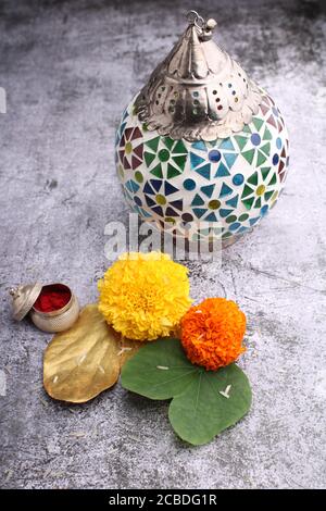 Biglietto d'auguri per Dussehra o Vijaya dashami. Foglia verde oro, foglia colorata Rie e kumkum Foto Stock