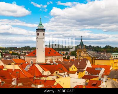 Vista aerea dei tetti rossi con la Torre bianca di Domazlice in giornata di sole, Repubblica Ceca Foto Stock