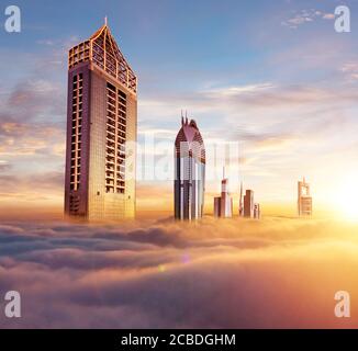 Dubai tramonto vista panoramica del centro città coperto di nuvole. Dubai è una città super moderna degli Emirati Arabi Uniti, cosmopolita megalopoli. Immagine ad altissima risoluzione Foto Stock