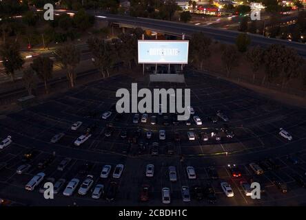 San Jose, Stati Uniti. 12 agosto 2020. SAN JOSE, CALIFORNIA - AGOSTO 12: Una visione generale dell'atmosfera durante lo Screening speciale degli A24 Studio del 'Boys state' ai teatri Drive-in del West Wind Capitol 16 il 12 Agosto 2020 a San Jose, California. Credito: Imagespace/Alamy Live News Foto Stock
