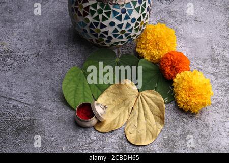 Biglietto d'auguri per Dussehra o Vijaya dashami. Foglia verde oro, foglia colorata Rie e kumkum Foto Stock