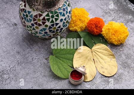 Biglietto d'auguri per Dussehra o Vijaya dashami. Foglia verde oro, foglia colorata Rie e kumkum Foto Stock