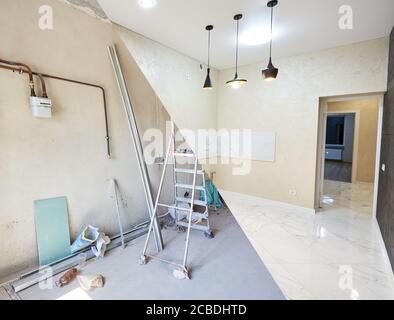 Progetto di costruzione comparativa di una cucina, lavori di ristrutturazione prima e dopo, disordinato camera incompiuta vs nuova, lucida, piastrellata e cucina pulita Foto Stock