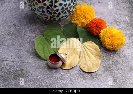 Biglietto d'auguri per Dussehra o Vijaya dashami. Foglia verde oro, foglia colorata Rie e kumkum Foto Stock