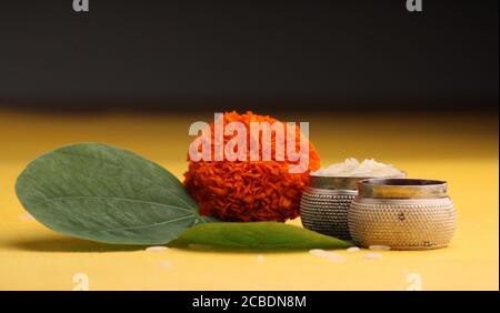 Biglietto d'auguri per Dussehra o Vijaya dashami. Foglia verde oro, foglia colorata Rie e kumkum Foto Stock