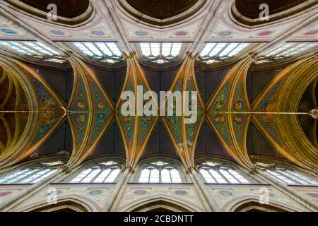 All'interno si può ammirare il soffitto alto, arcuato e dipinto della Votivkirche, chiesa votiva. A Vienna, Austria. Foto Stock