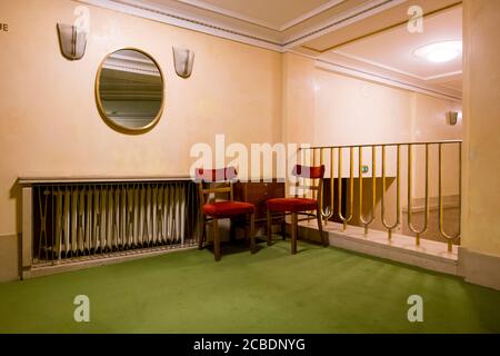 Un'area d'attesa in stile moderno in stile Art Deco appena fuori dall'auditorium principale del Wiener Staatsoper, Teatro dell'Opera di Stato. A Vienna, Austria. Foto Stock