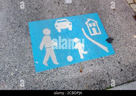 Un tipico e iconico cartello dipinto di blu sul marciapiede che avvisa la gente del quartiere che gioca a calcio. A Vienna, Austria. A Vienna, Austria. Foto Stock