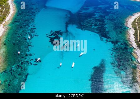 Bellissimo mare Adriatico in Croazia. Vista aerea della laguna turchese azzurra sulla spiaggia di Sakarun sull'isola di Dugi Otok, Croazia, yacht ancorati in mare limpido w Foto Stock