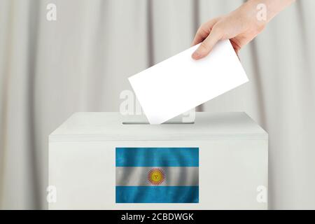 Concetto di voto argentino. Voto a mano dell'elettore per il voto elettorale sulla stazione elettorale Foto Stock