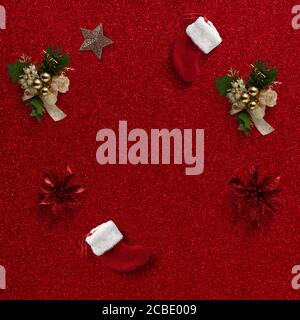 Vista dall'alto dei colorati ornamenti natalizi su un rosso brillante superficie Foto Stock